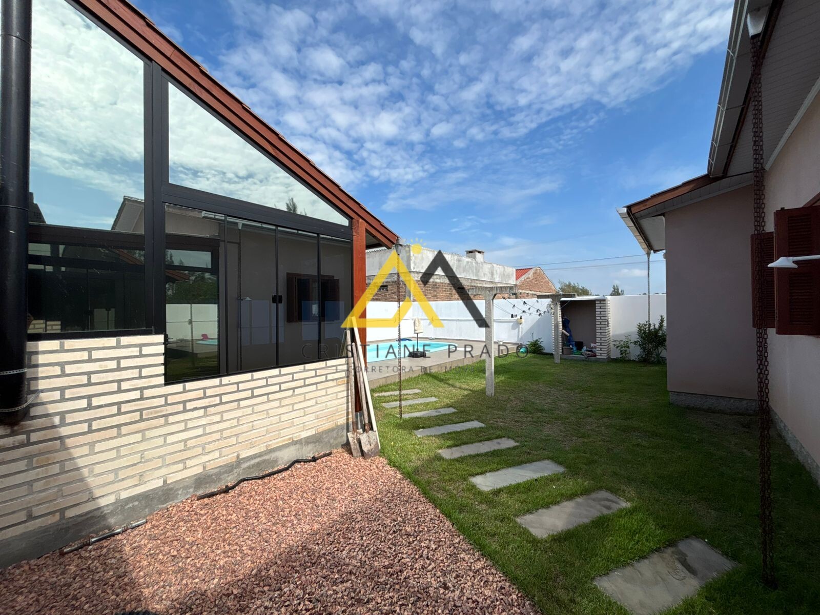 Casa à Venda em Balneário Gaivota — Lazer Completo no Village Dunas